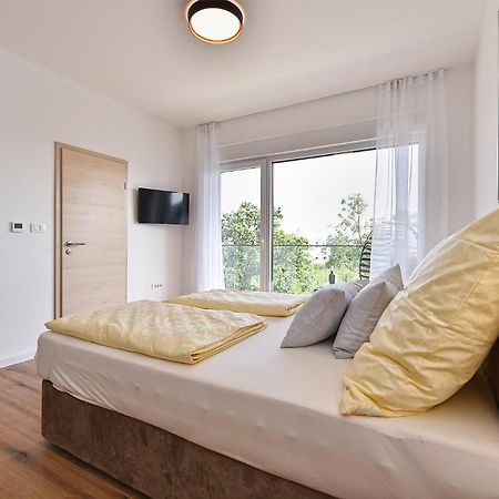 Villa Jlo1 Mit Beheizbarem Pool Peroj Exterior foto