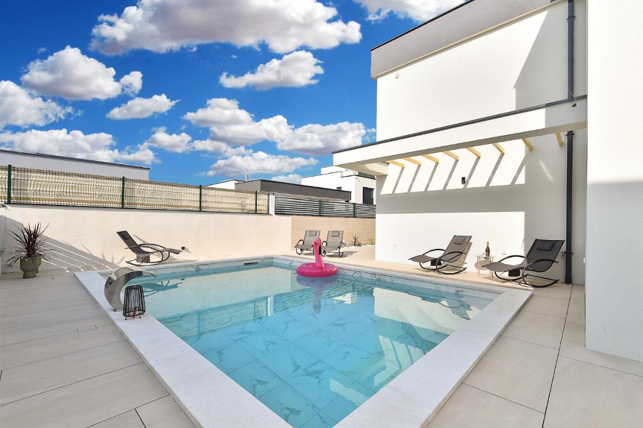 Villa Jlo1 Mit Beheizbarem Pool Peroj Exterior foto